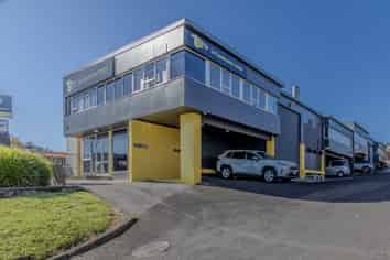 Prominent Howick Unit - 6 Car Parks 
