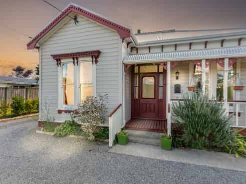 168 High Street South, Carterton
