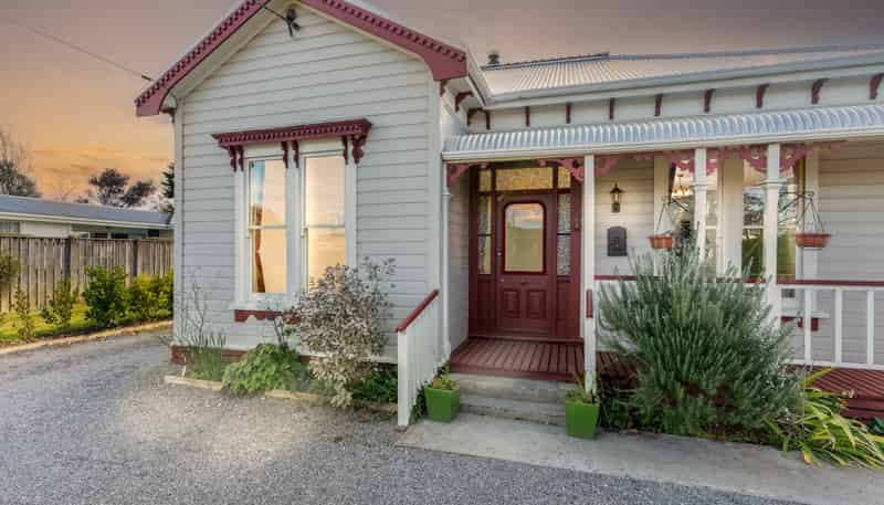 168 High Street South, Carterton