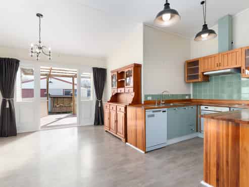 168 High Street South, Carterton
