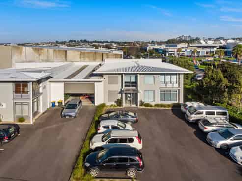 Quality road front office warehouse available