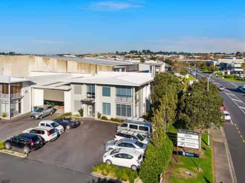 Quality road front office warehouse available