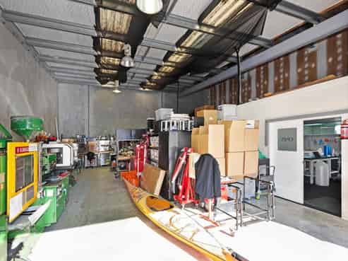 Quality road front office warehouse available
