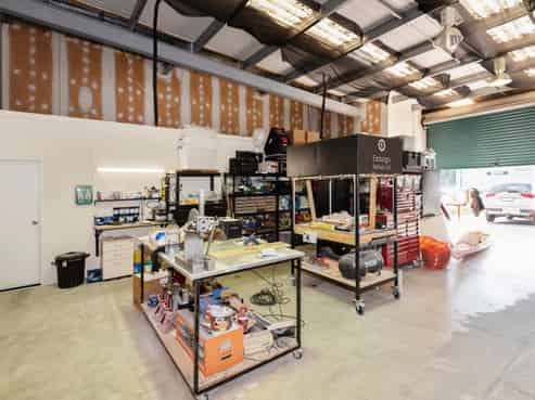 Quality road front office warehouse available