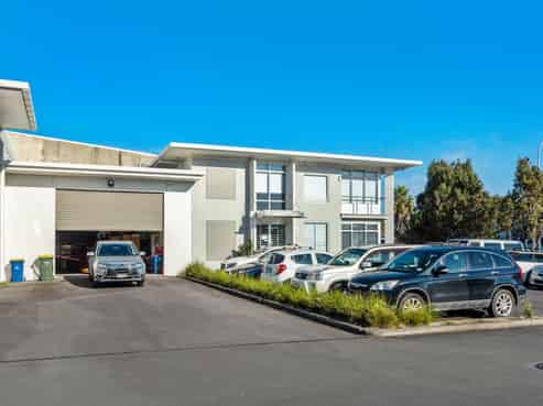 Quality road front office warehouse available