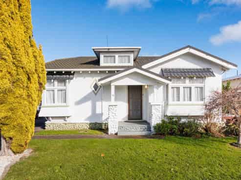 74 Shamrock Street, Takaro