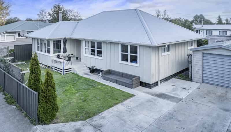 702E Park Road South, Akina