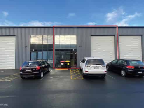 High-stud warehouse in prime Papamoa position