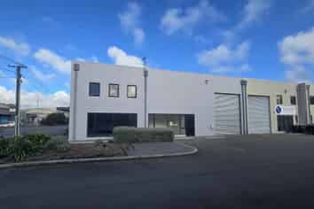 High Profile Warehouse & Showroom