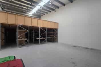 High Profile Warehouse & Showroom