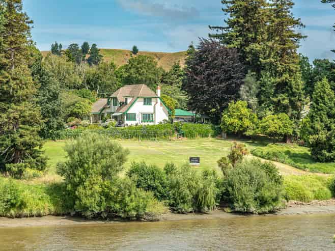 33 Riverbank Road, Okoia