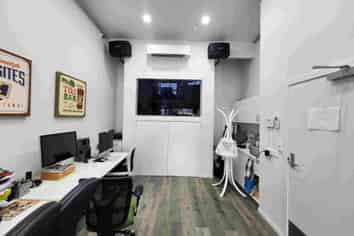 Versatile Street-Front Unit for Retail/Office