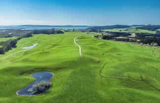 392 and 42 Journeys End, Tapora
