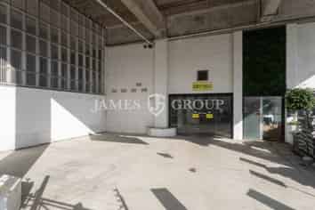 INDOOR-OUTDOOR RETAIL WITH EXCELLENT EXPOSURE