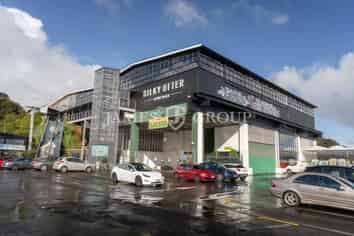INDOOR-OUTDOOR RETAIL WITH EXCELLENT EXPOSURE