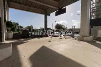 INDOOR-OUTDOOR RETAIL WITH EXCELLENT EXPOSURE