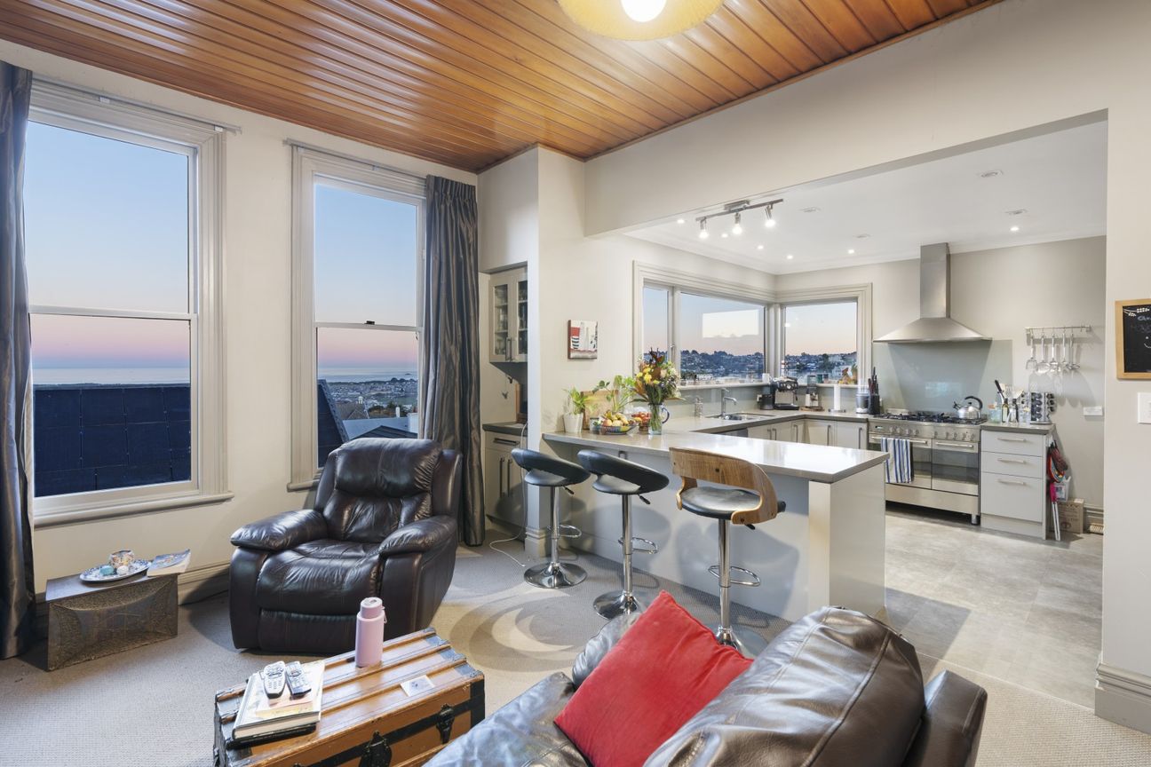 City-Fringe Villa With Spectacular Views - Więcej