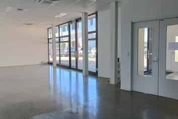PRIME CORNER RETAIL / SHOWROOM OPPORTUNITY

