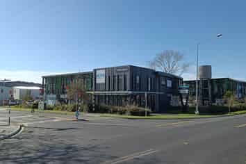 PRIME CORNER RETAIL / SHOWROOM OPPORTUNITY
