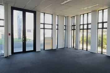 PRIME CORNER RETAIL / SHOWROOM OPPORTUNITY
