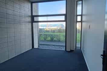 PRIME CORNER RETAIL / SHOWROOM OPPORTUNITY
