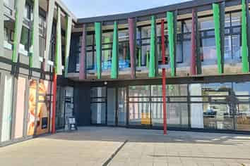 PRIME CORNER RETAIL / SHOWROOM OPPORTUNITY
