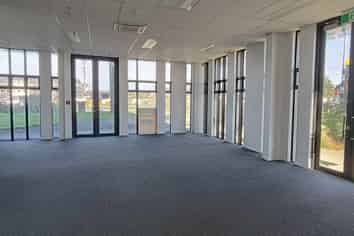 PRIME CORNER RETAIL / SHOWROOM OPPORTUNITY
