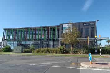 MODERN OFFICE SPACE IN HUAPAI
