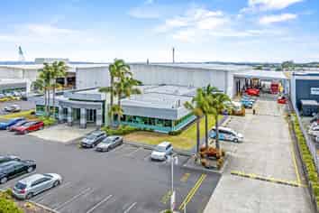 Rare large warehouse in the heart of Wiri