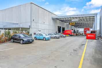 Rare large warehouse in the heart of Wiri