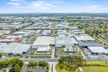 Rare large warehouse in the heart of Wiri