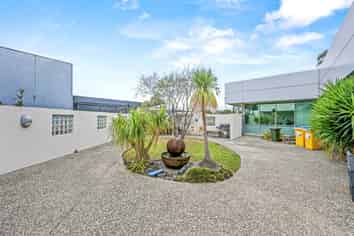 Rare large warehouse in the heart of Wiri