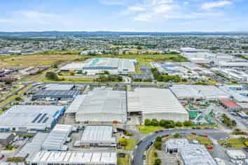Rare large warehouse in the heart of Wiri