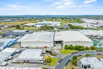 Rare large warehouse in the heart of Wiri