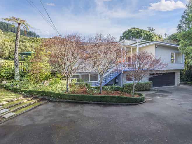 100 Larsen Crescent, Tawa