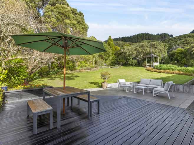 100 Larsen Crescent, Tawa