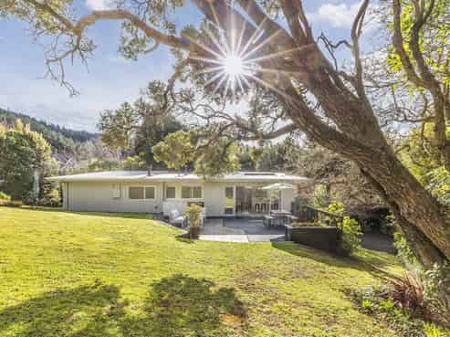 100 Larsen Crescent, Tawa