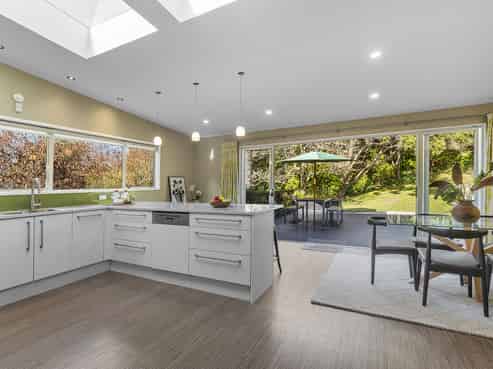 100 Larsen Crescent, Tawa