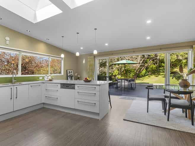 100 Larsen Crescent, Tawa