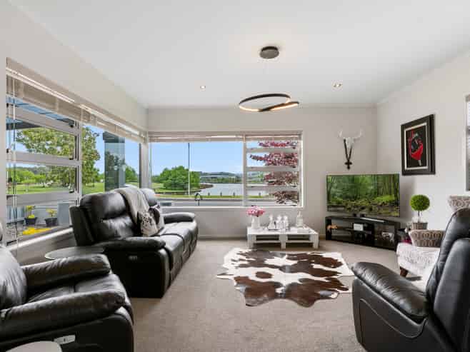 21 Lakeview Quay, Pyes Pa