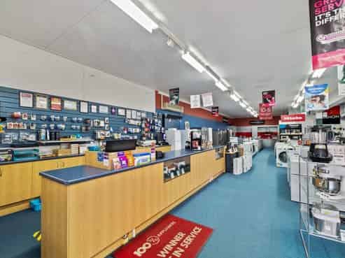 LARGE RETAIL/SHOWROOM, STORAGE & OFFICE OPTIONS
