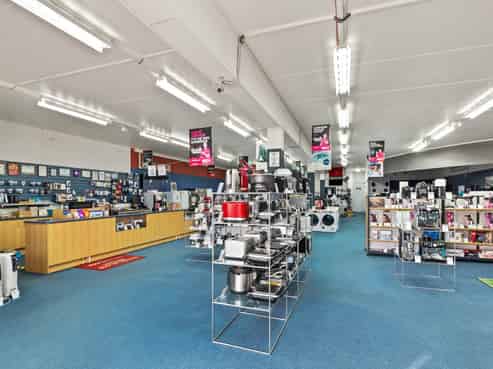 LARGE RETAIL/SHOWROOM, STORAGE & OFFICE OPTIONS
