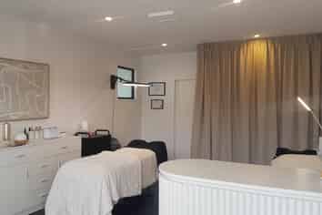 Super little Office or Retail Shop in Tory Street, Petone.