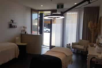 Super little Office or Retail Shop in Tory Street, Petone.