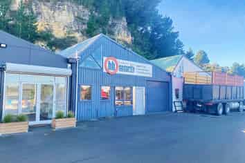 High-Profile Office / Warehouse – Exposure Plus