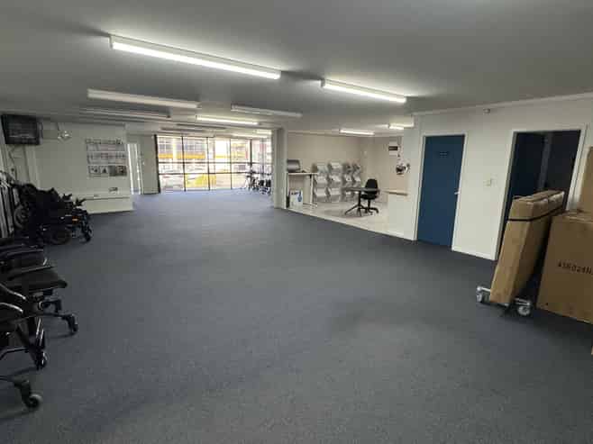 High-profile road frontage warehouse for lease