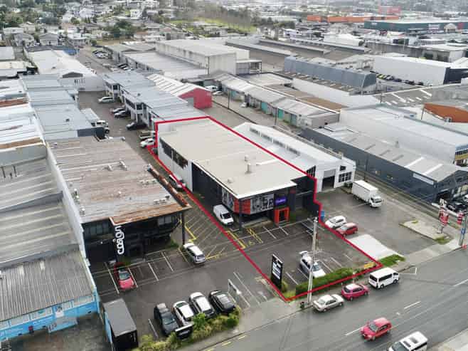 High-profile road frontage warehouse for lease