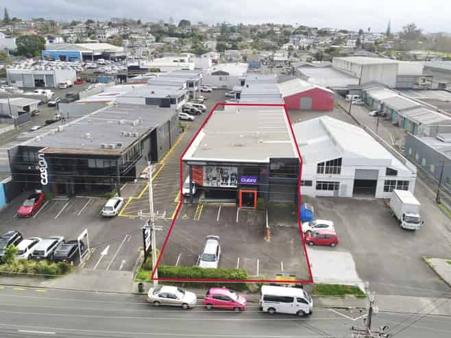 High-profile road frontage warehouse for lease