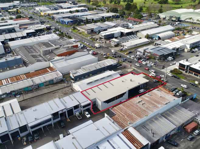 High-profile road frontage warehouse for lease