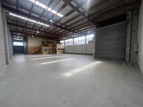 Landlord highly motivated - road-front industrial